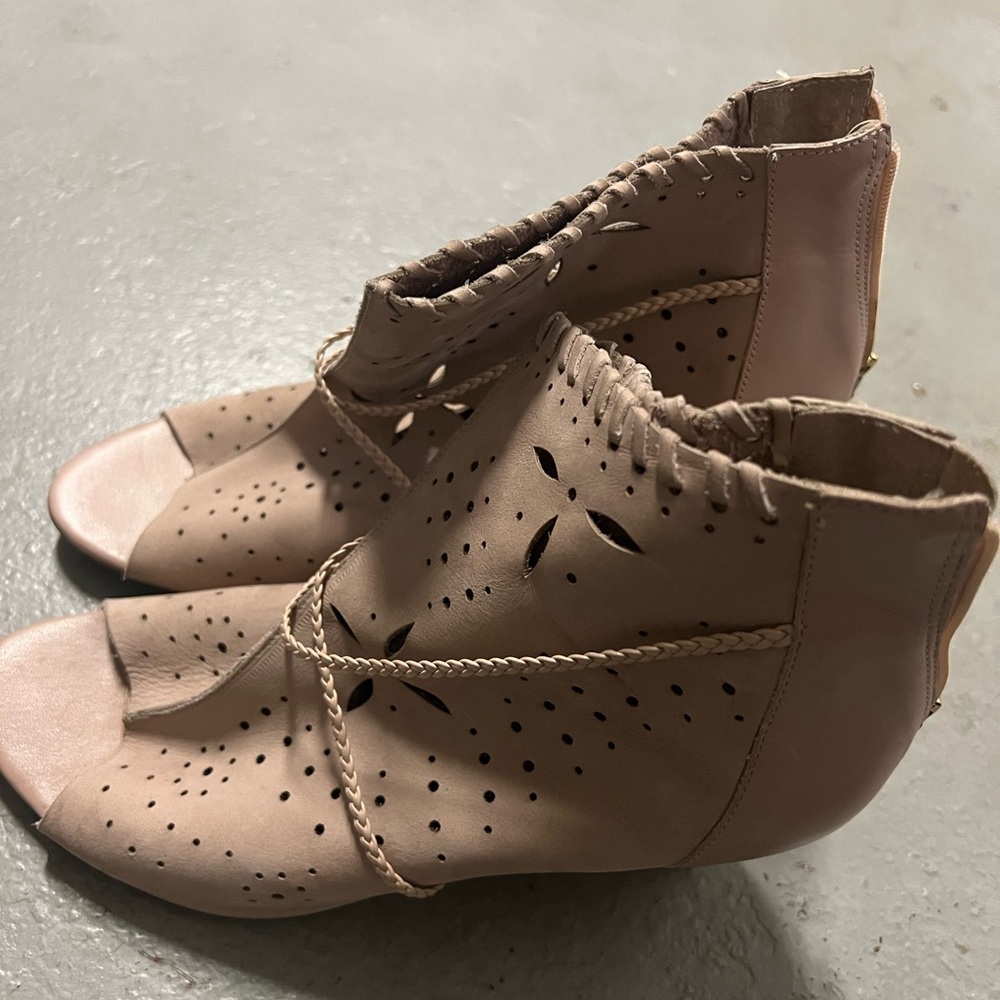 Sergio Zelcer Tan Sandals with Minimalist Design
